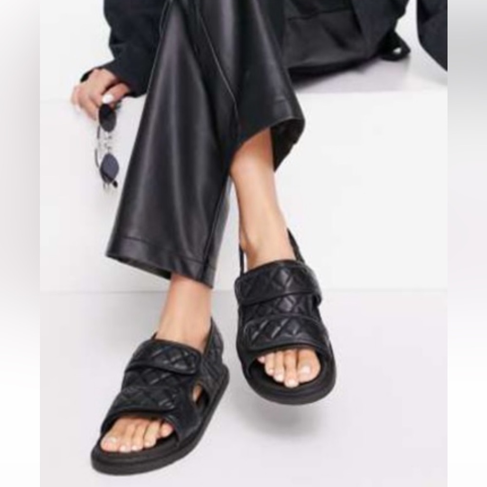 NWT/NWOT - TRUFFLE SZ 10 BLACK QUILTED FAUX LEATHER DBL-STRAP SANDALS